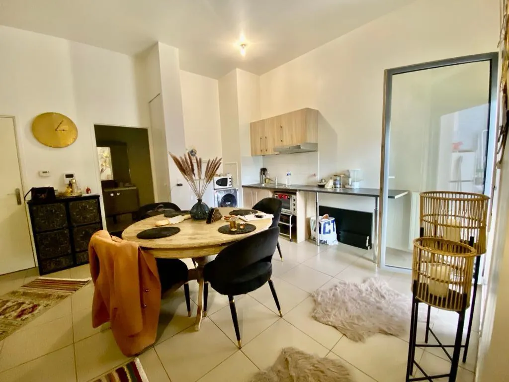 Spacieux studio de 37 m² à Velizy-Villacoublay avec parking et loggia, idéal investisseur 