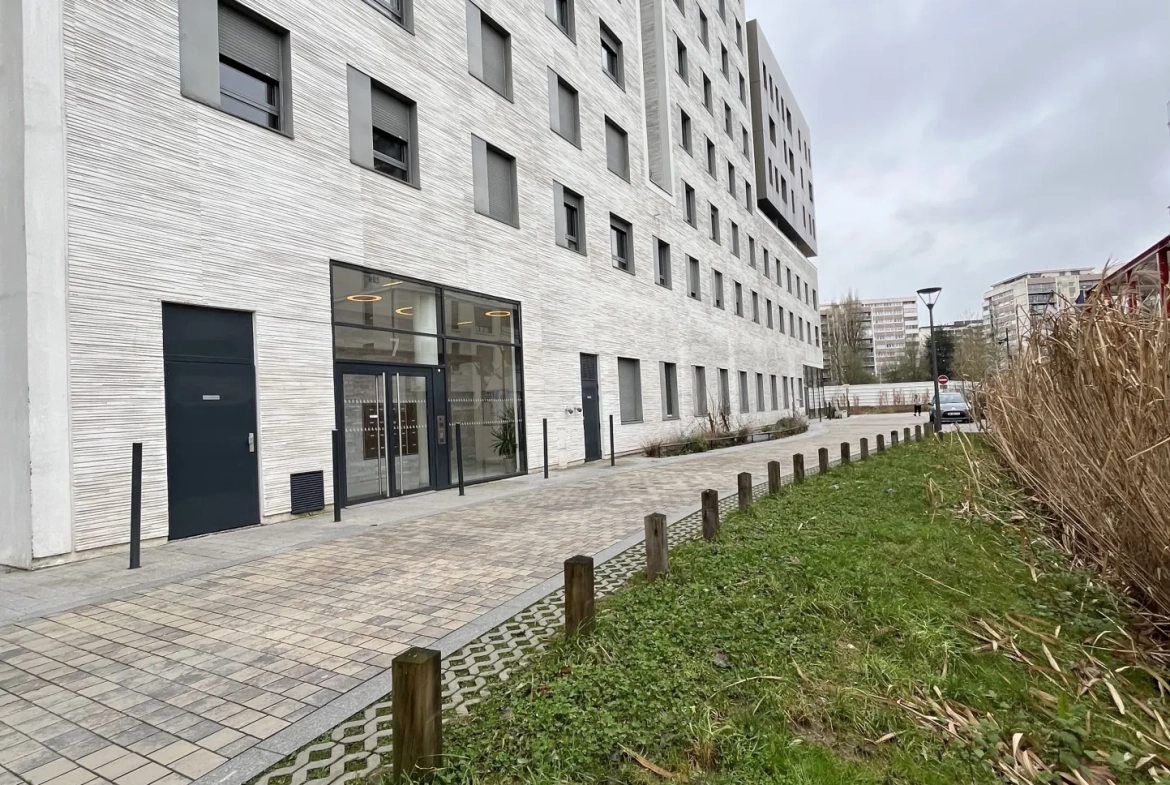 Spacieux studio de 37 m² à Velizy-Villacoublay avec parking et loggia, idéal investisseur 