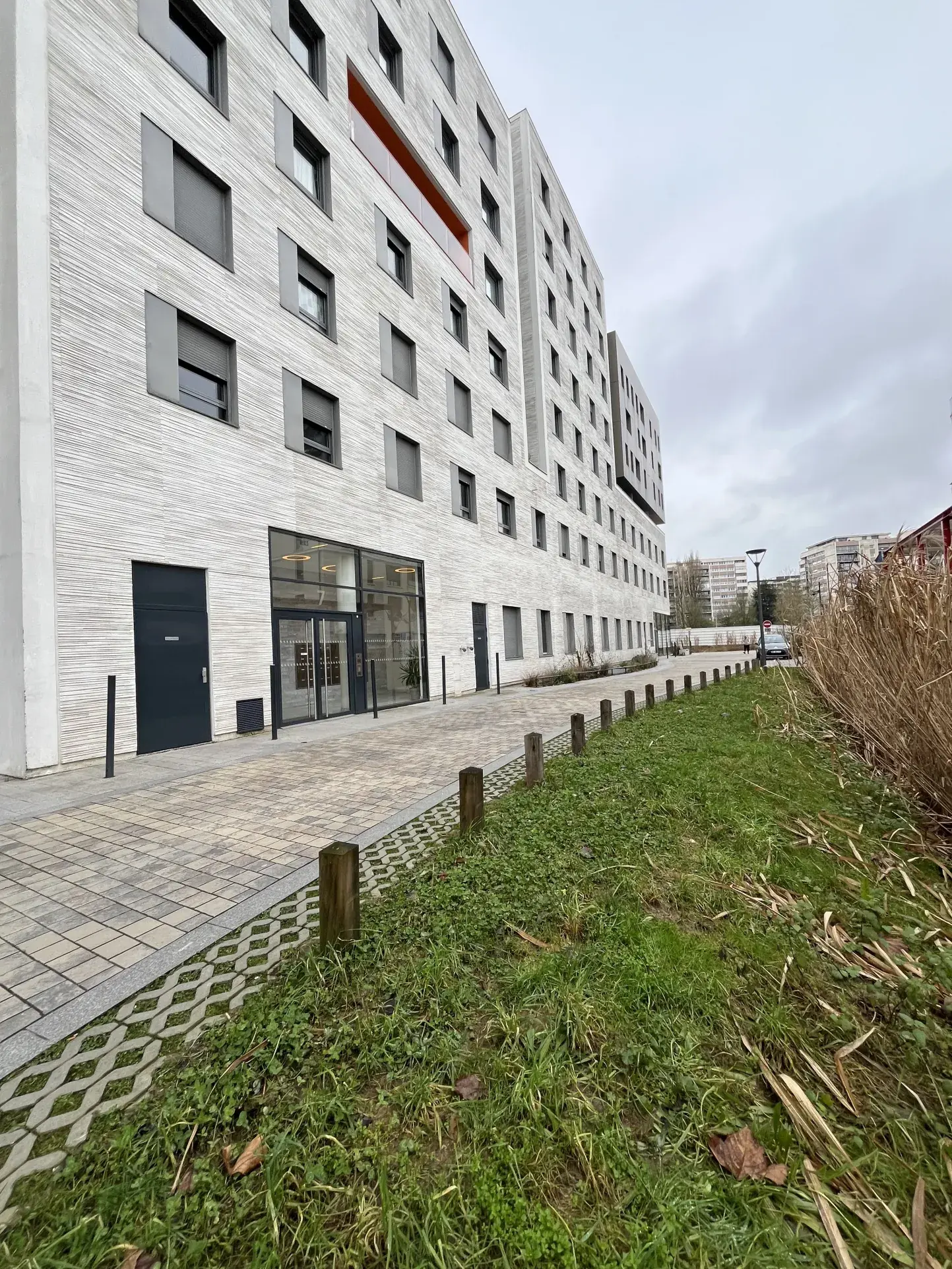 Spacieux studio de 37 m² à Velizy-Villacoublay avec parking et loggia, idéal investisseur 