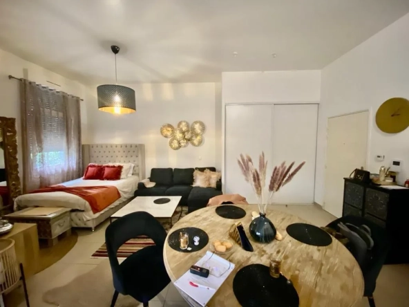 Spacieux studio de 37 m² à Velizy-Villacoublay avec parking et loggia, idéal investisseur