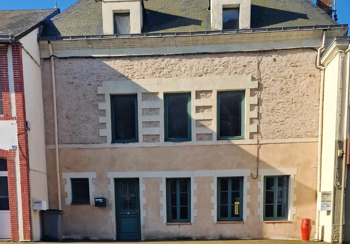 Magnifique maison en pierre de 214 m² avec 6 chambres à Paulx 
