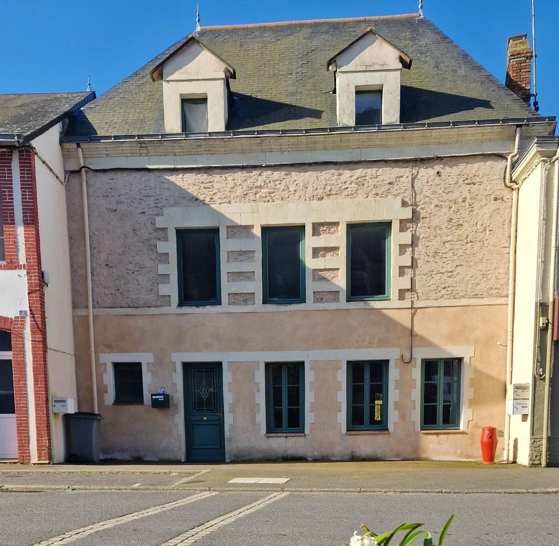 Magnifique maison en pierre de 214 m² avec 6 chambres à Paulx 