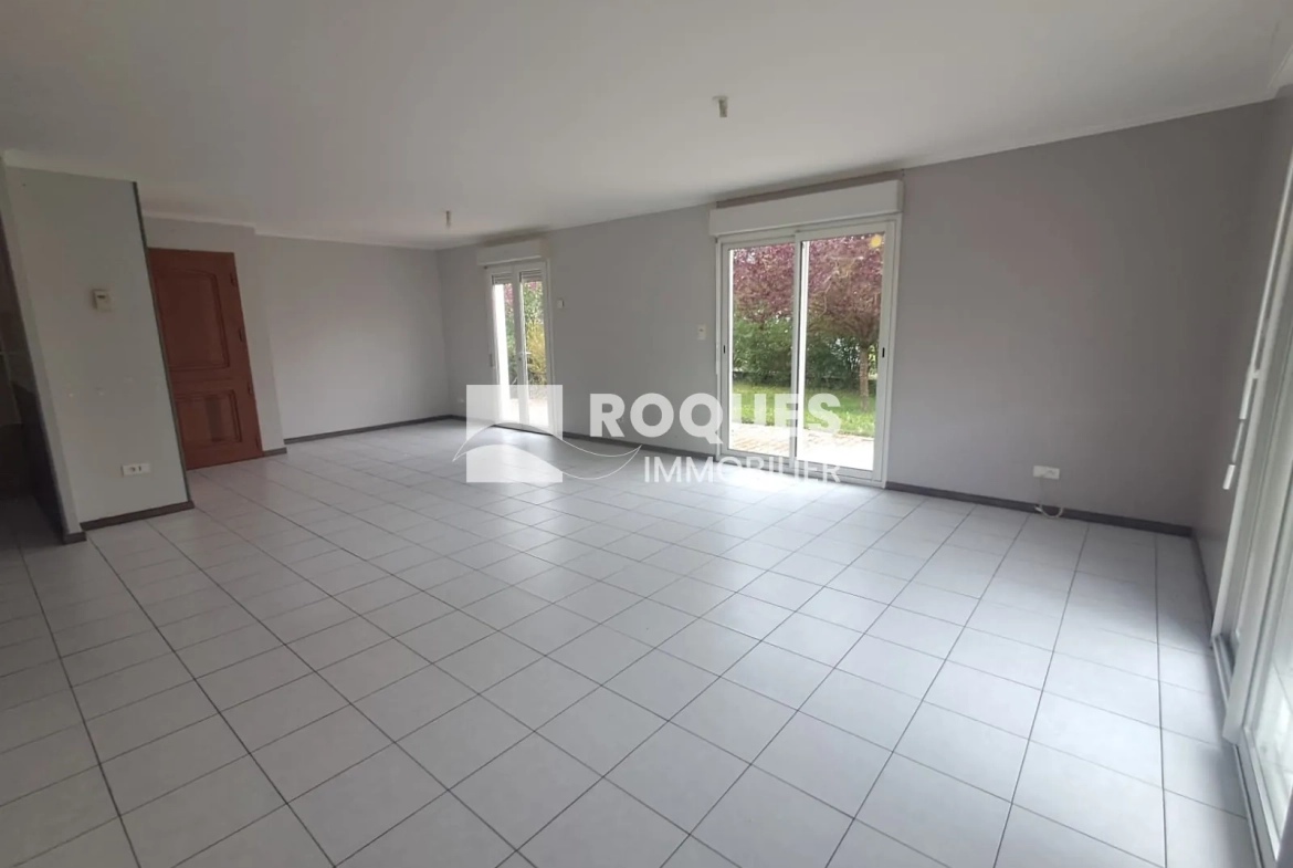 Maison de plain-pied à La Cavalerie avec grand garage et terrain spacieux 