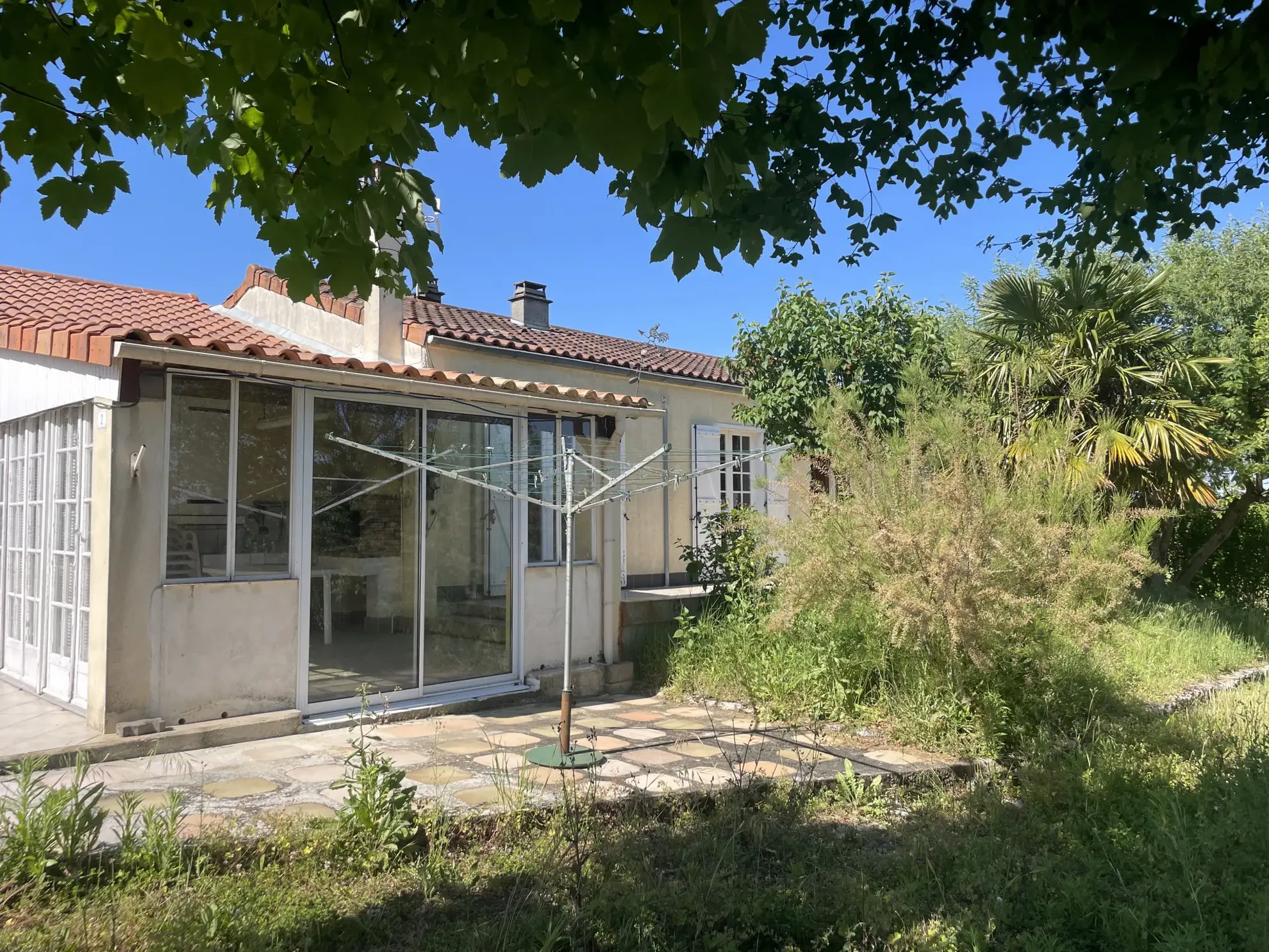 Charmante maison de plain-pied avec jardin et terrasses à Bourg-Charente 