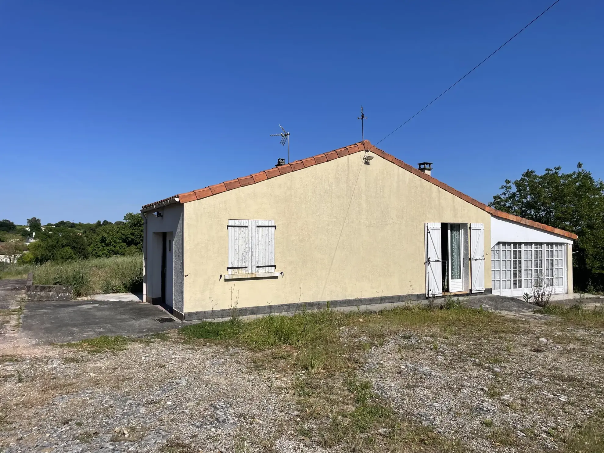 Charmante maison de plain-pied avec jardin et terrasses à Bourg-Charente 