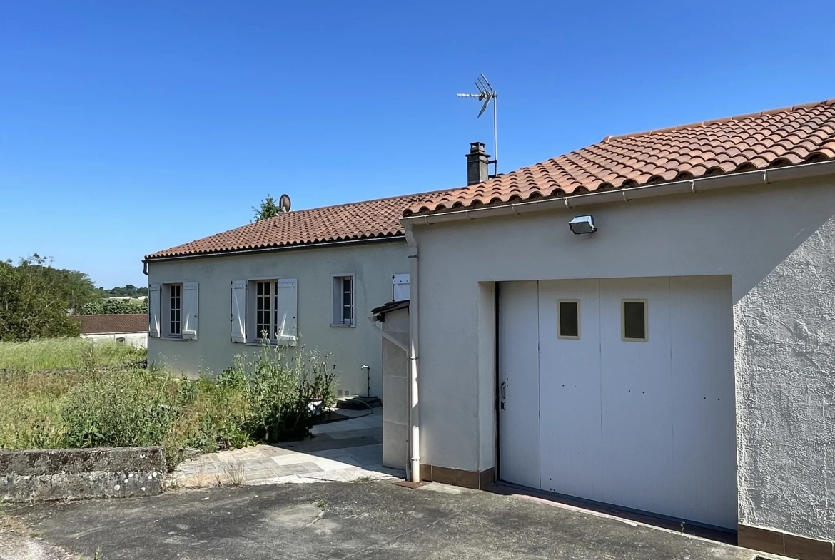 Charmante maison de plain-pied avec jardin et terrasses à Bourg-Charente 