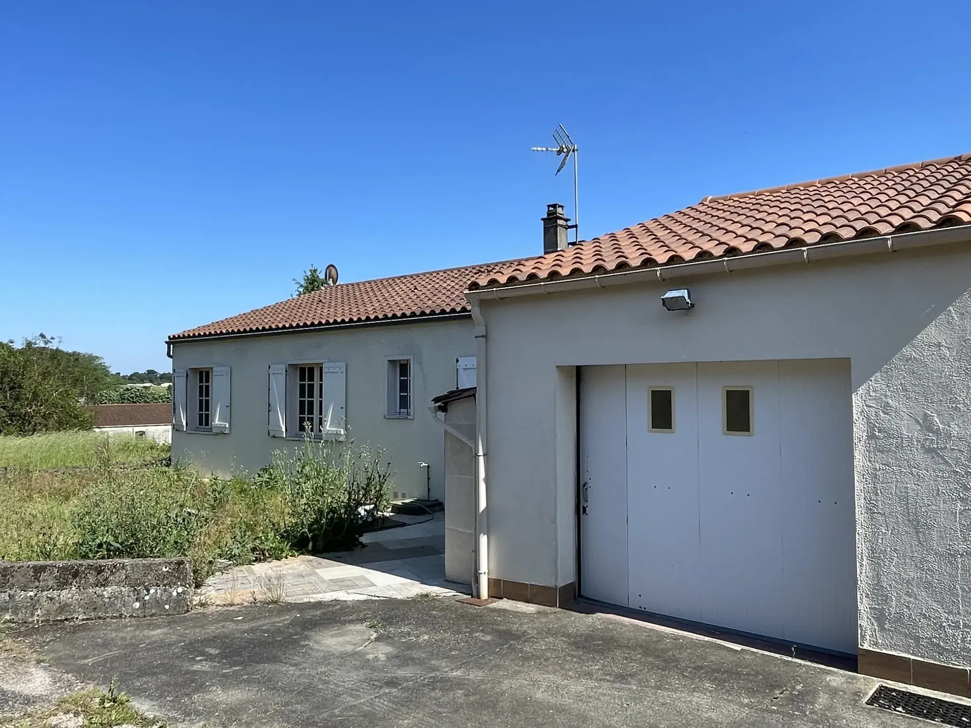 Charmante maison de plain-pied avec jardin et terrasses à Bourg-Charente 