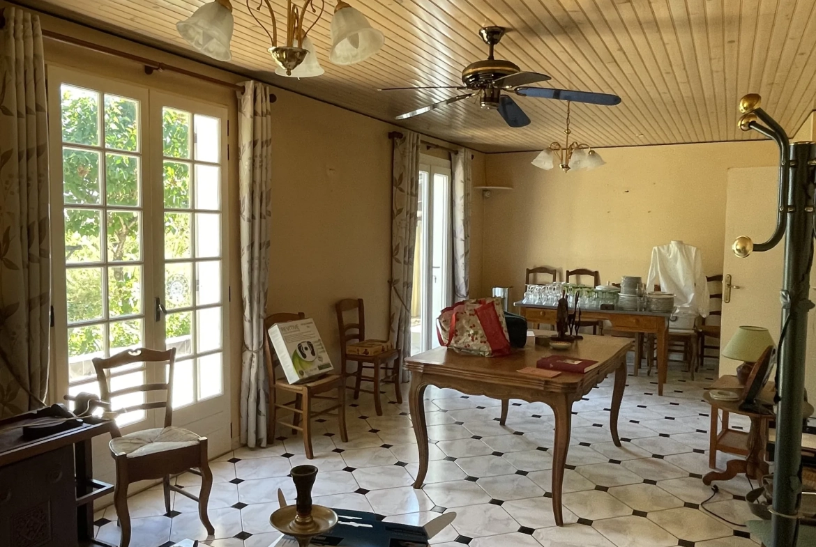 Charmante maison de plain-pied avec jardin et terrasses à Bourg-Charente 