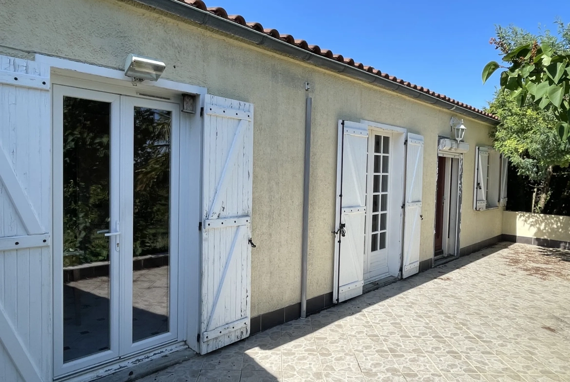 Charmante maison de plain-pied avec jardin et terrasses à Bourg-Charente 