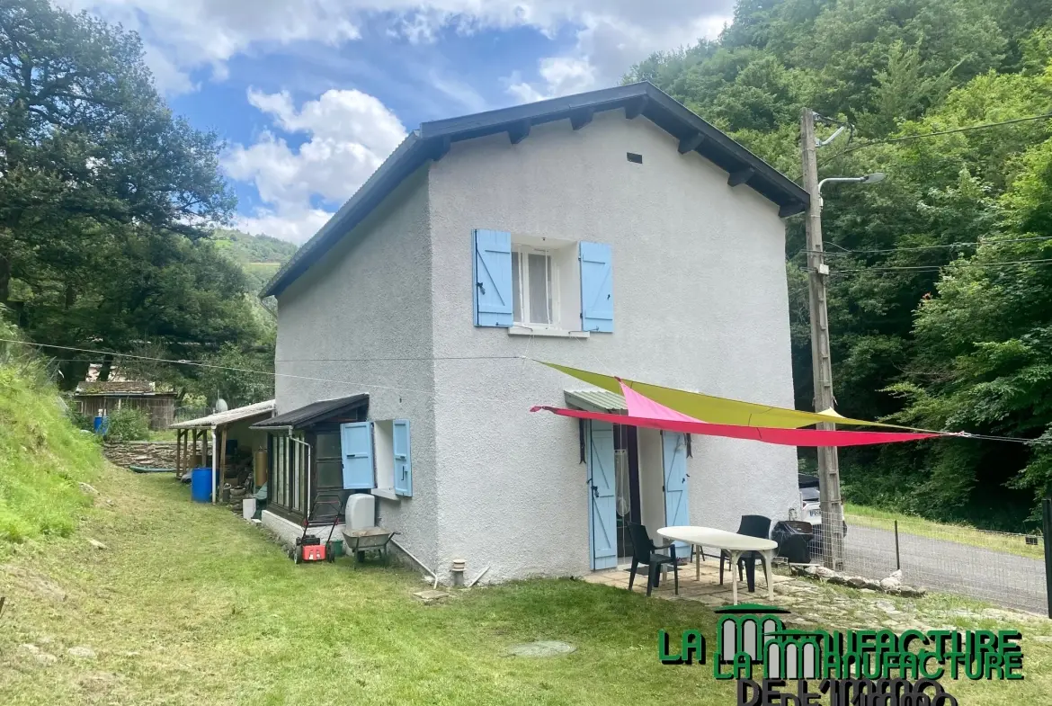 Maison individuelle 115m² avec 4 chambres, garage et terrain à Le Chambon-Feugerolles 