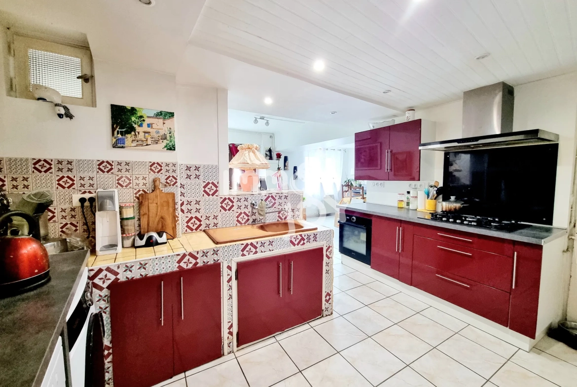 Maison de village 125m2 avec terrasse et garage à Fleury (11560) - Confort moderne 
