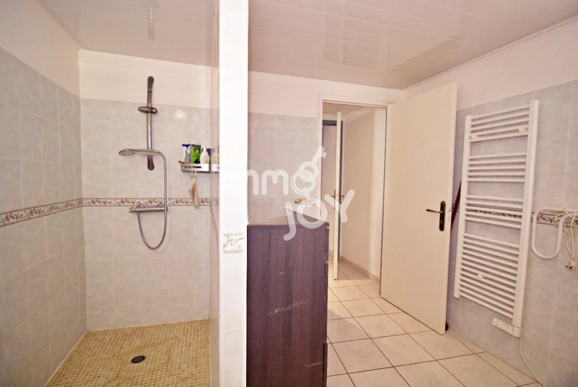 Maison de village 125m2 avec terrasse et garage à Fleury (11560) - Confort moderne 