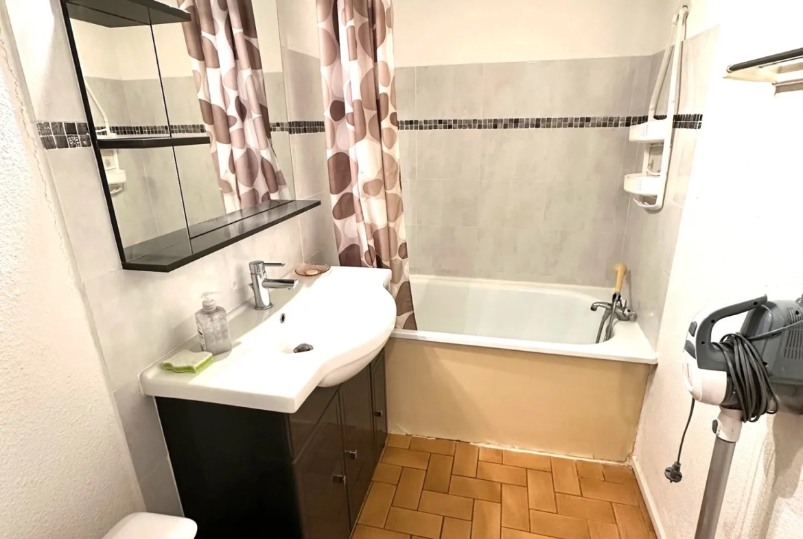 Travaux à prévoir — Studio avec vue dégagée sur la marina à Saint-Cyprien-Plage 