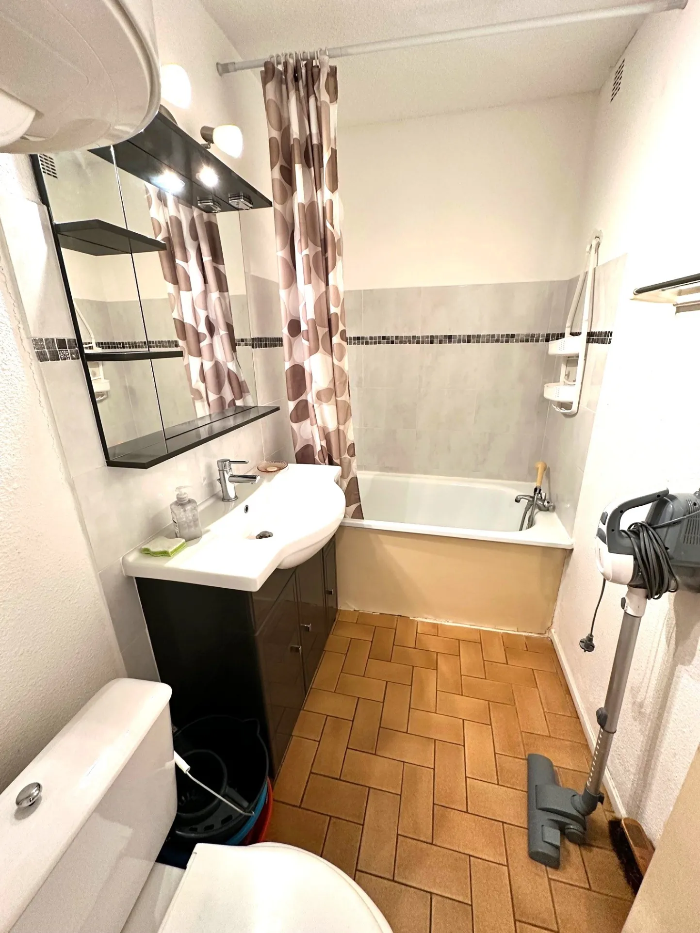 Travaux à prévoir — Studio avec vue dégagée sur la marina à Saint-Cyprien-Plage 