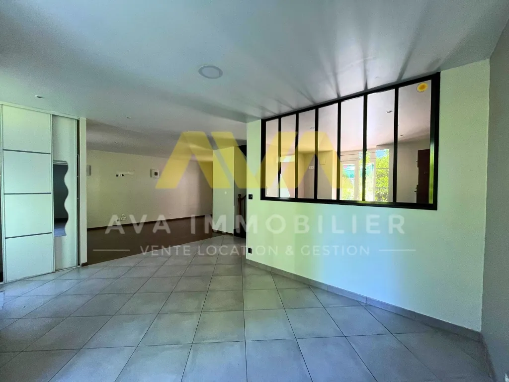 Maison de ville spacieuse avec jardin privé au cœur de Mauleon Licharre 