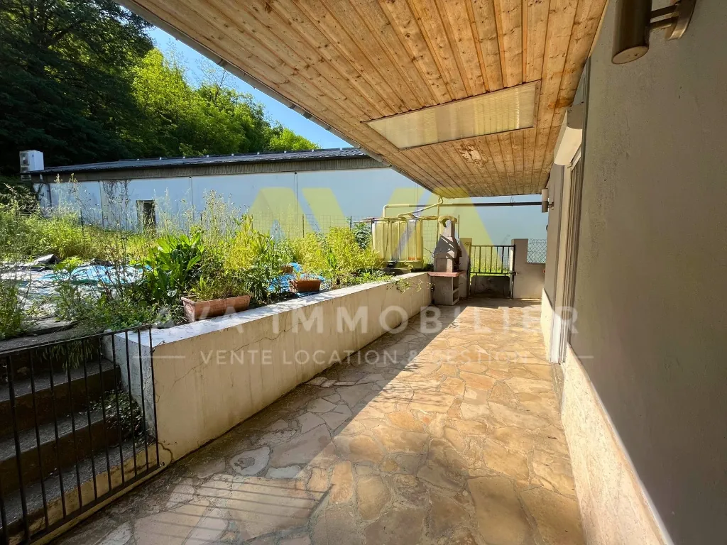 Maison de ville spacieuse avec jardin privé au cœur de Mauleon Licharre 
