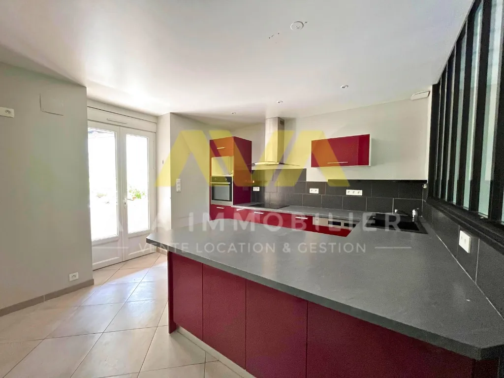 Maison de ville spacieuse avec jardin privé au cœur de Mauleon Licharre 