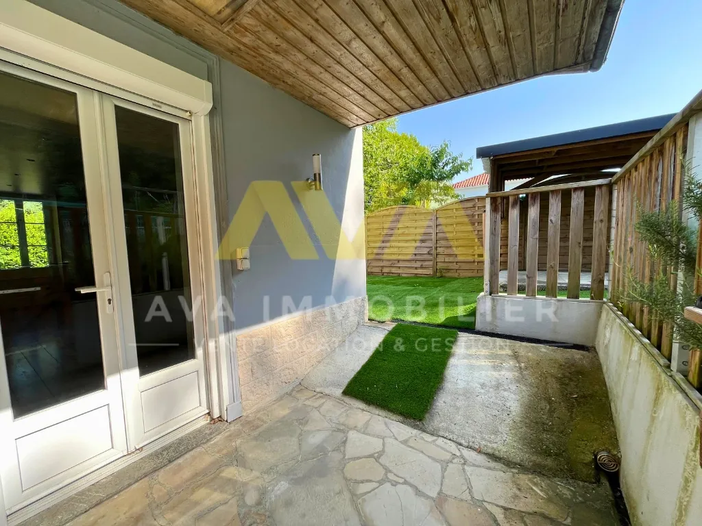 Maison de ville spacieuse avec jardin privé au cœur de Mauleon Licharre 