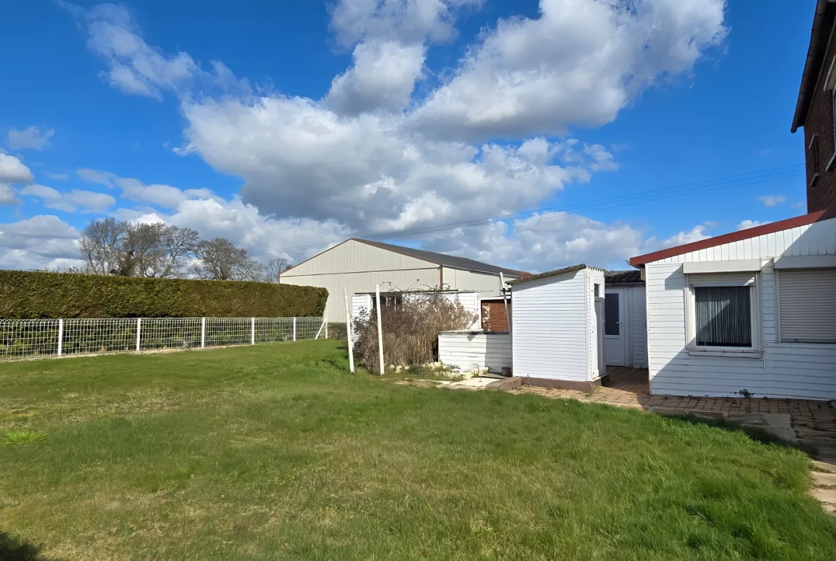 Maison individuelle avec grand jardin à Aubers, potentiel de rénovation dans un environnement verdoyant 