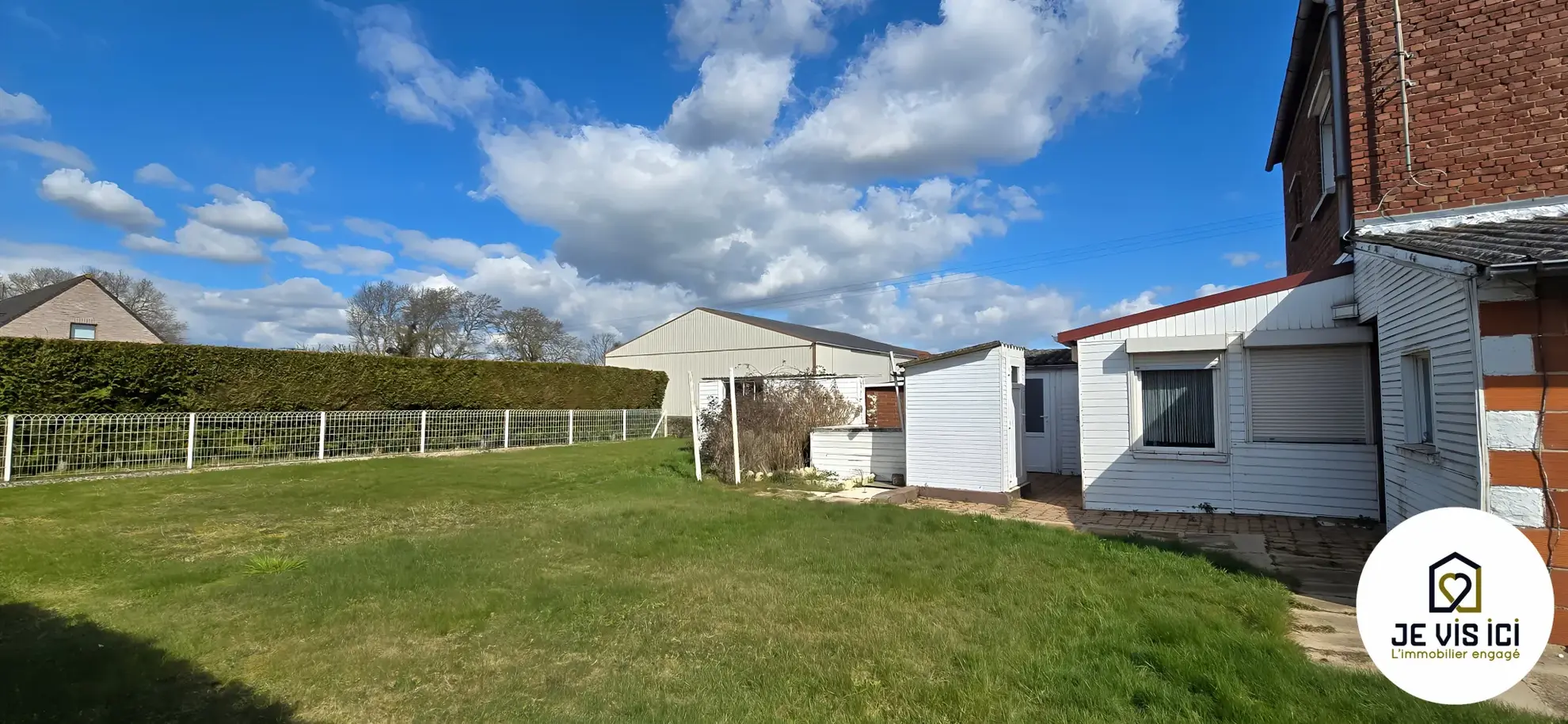 Maison individuelle avec grand jardin à Aubers, potentiel de rénovation dans un environnement verdoyant 