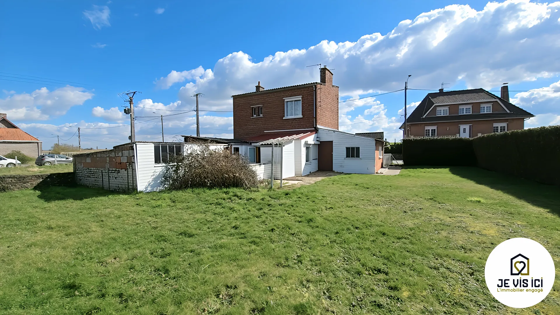 Maison individuelle avec grand jardin à Aubers, potentiel de rénovation dans un environnement verdoyant 