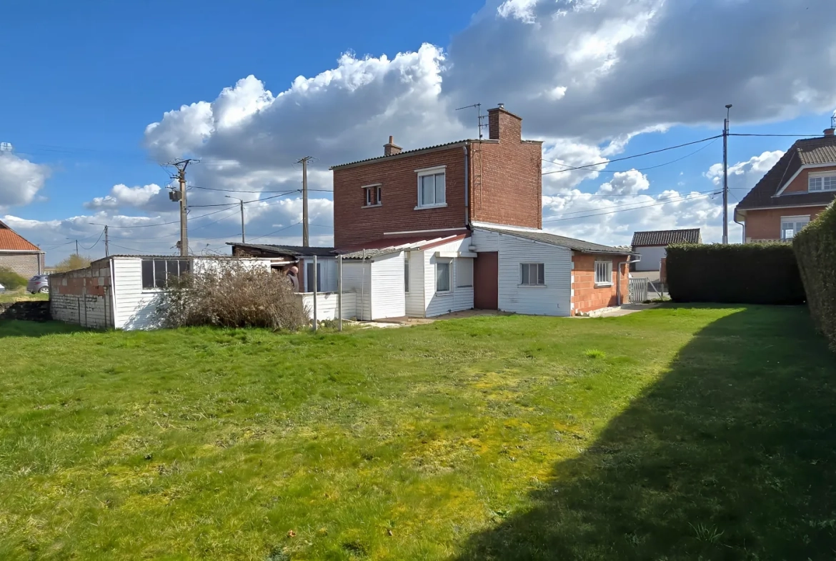 Maison individuelle avec grand jardin à Aubers, potentiel de rénovation dans un environnement verdoyant 