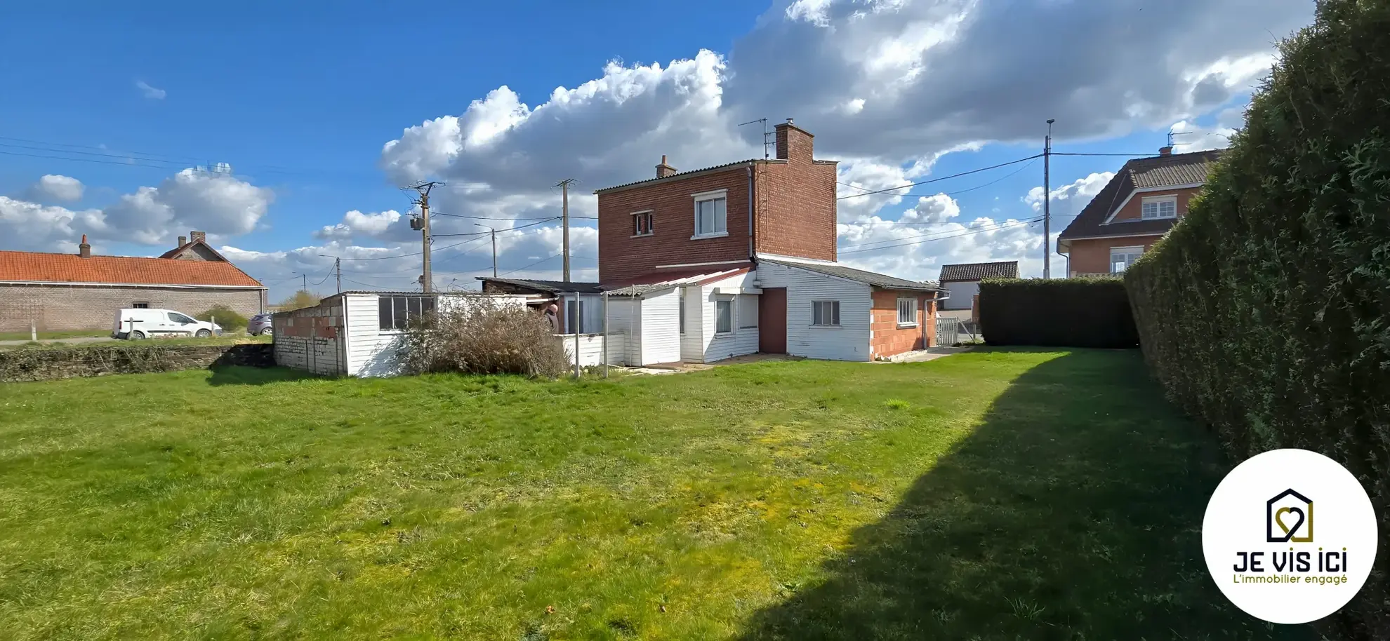 Maison individuelle avec grand jardin à Aubers, potentiel de rénovation dans un environnement verdoyant 
