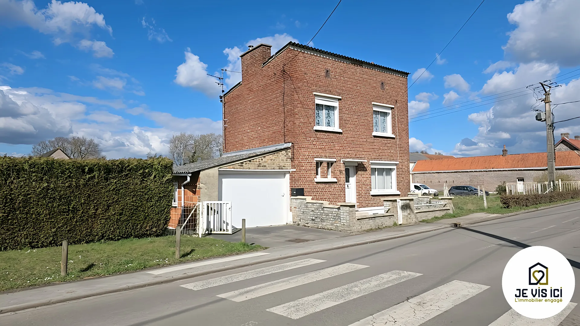 Maison individuelle avec grand jardin à Aubers, potentiel de rénovation dans un environnement verdoyant 