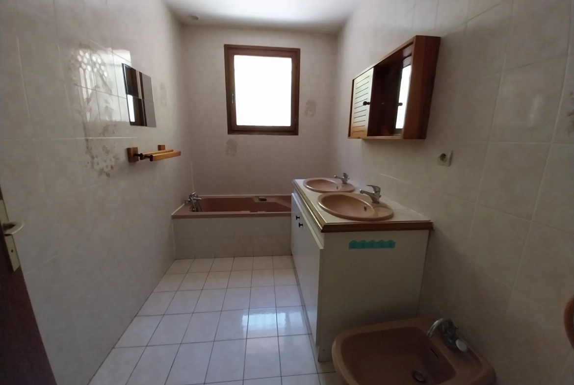 Magnifique maison familiale à Chancelade avec vue sur la forêt, 240m² habitables 