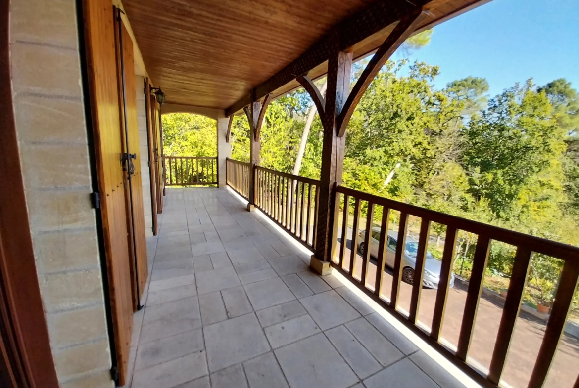 Magnifique maison familiale à Chancelade avec vue sur la forêt, 240m² habitables 