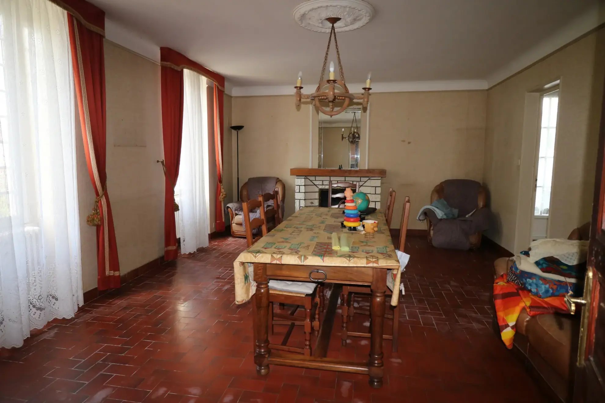 Magnifique maison de 180 m² avec dépendances à Coivert, idéale pour projet familial ou investissement 