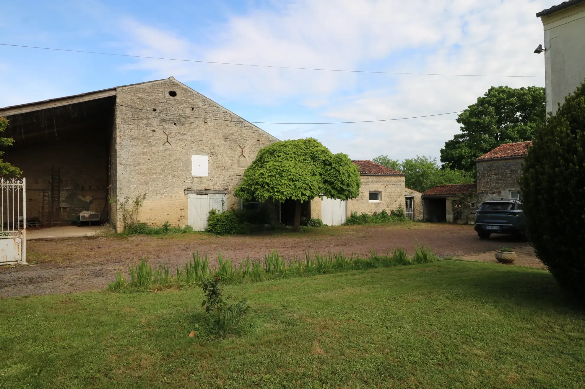 Magnifique maison de 180 m² avec dépendances à Coivert, idéale pour projet familial ou investissement 