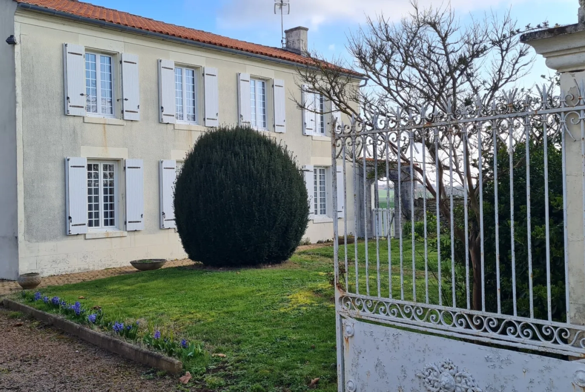 Magnifique maison de 180 m² avec dépendances à Coivert, idéale pour projet familial ou investissement 