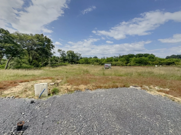 Terrain constructible de 1714 m² à Montfort en Chalosse pour 55 000 euros