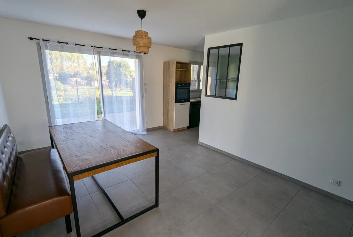 Maison moderne de 2023 à Magne avec 3 chambres, garage et vue nature 