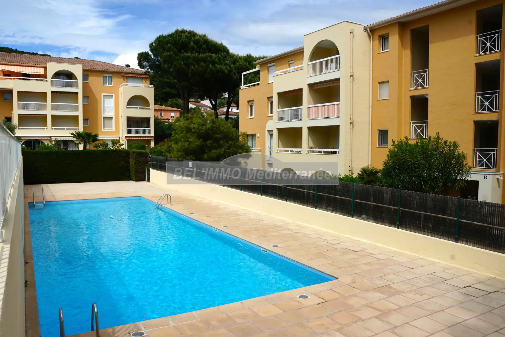 Bel appartement avec terrasse, garage et piscine à Cavalaire-sur-Mer 