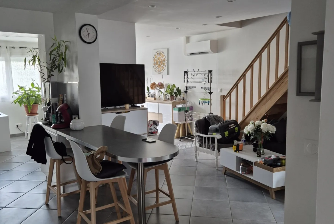 Maison rénovée de 83 m² avec jardin et garage à La Sauve 