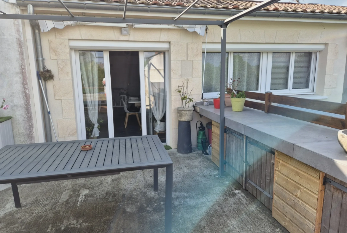 Maison rénovée de 83 m² avec jardin et garage à La Sauve 