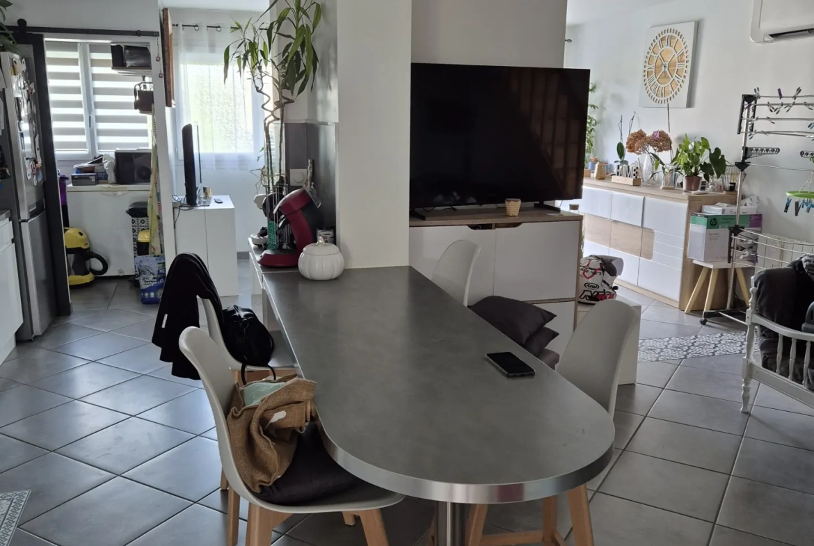 Maison rénovée de 83 m² avec jardin et garage à La Sauve 