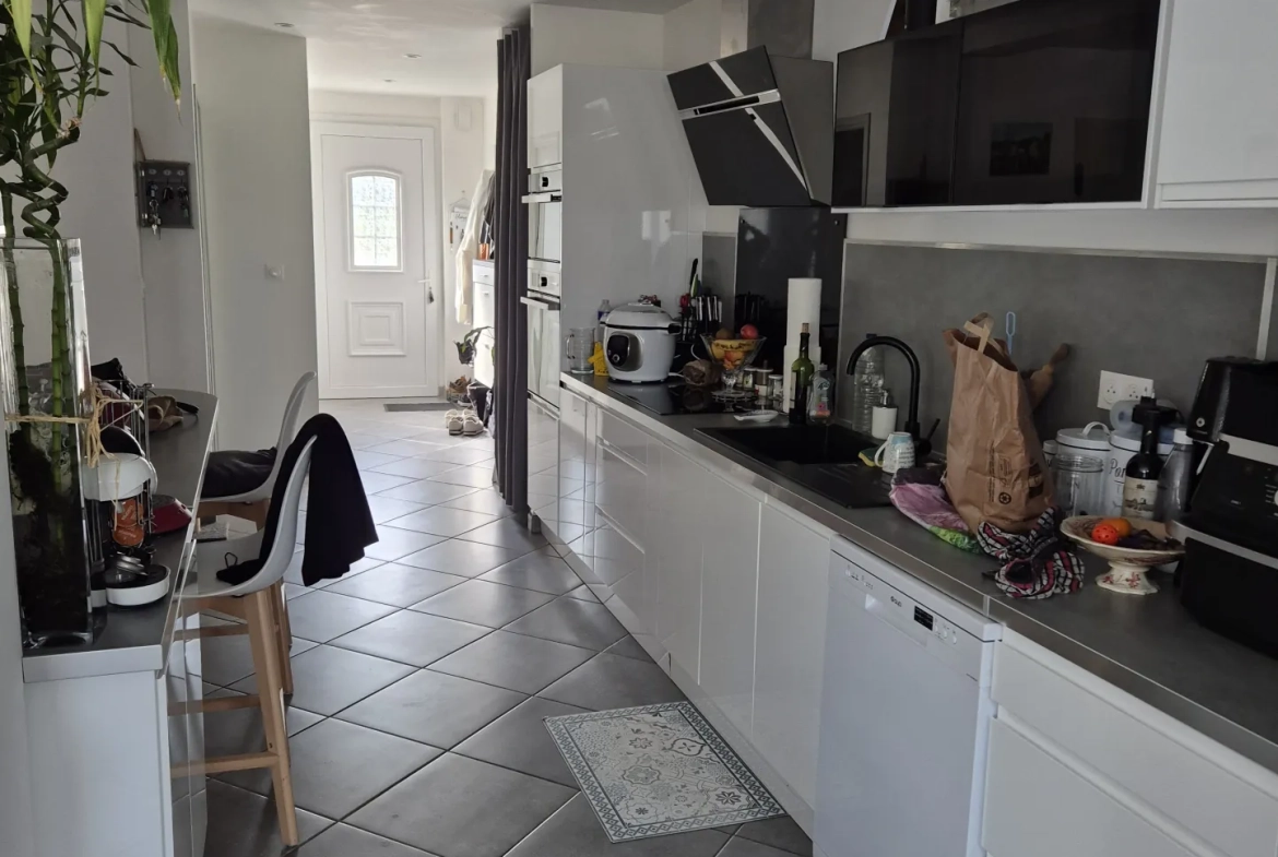Maison rénovée de 83 m² avec jardin et garage à La Sauve 