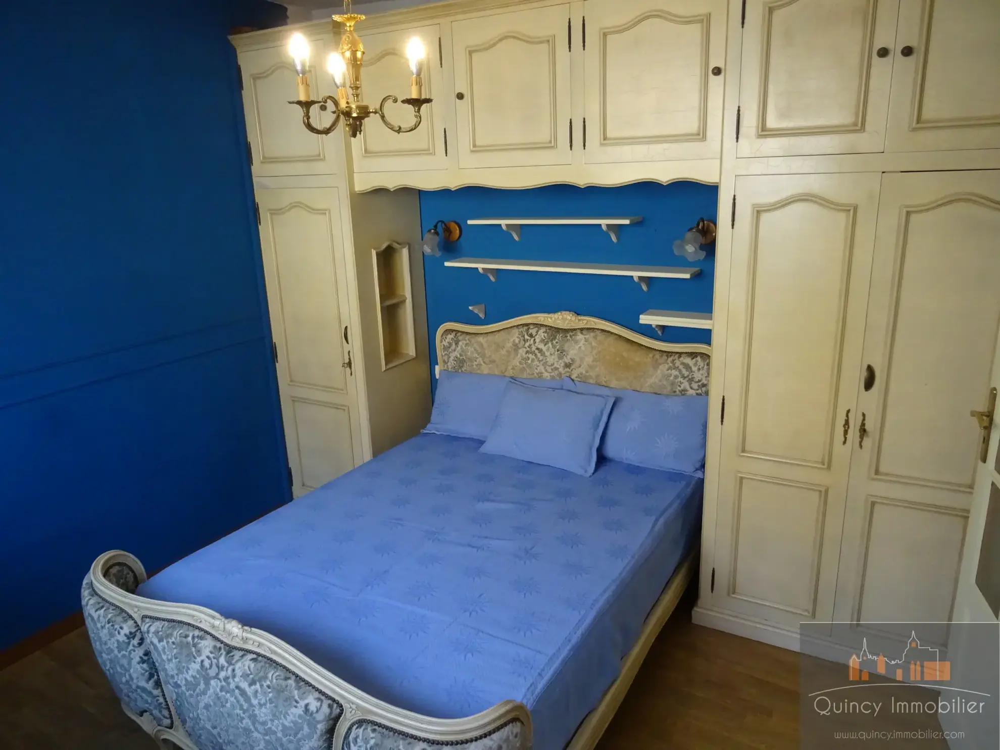 Maison ancienne de 160m² à vendre à Avallon, calme et lumineuse avec terrasse et grand terrain 