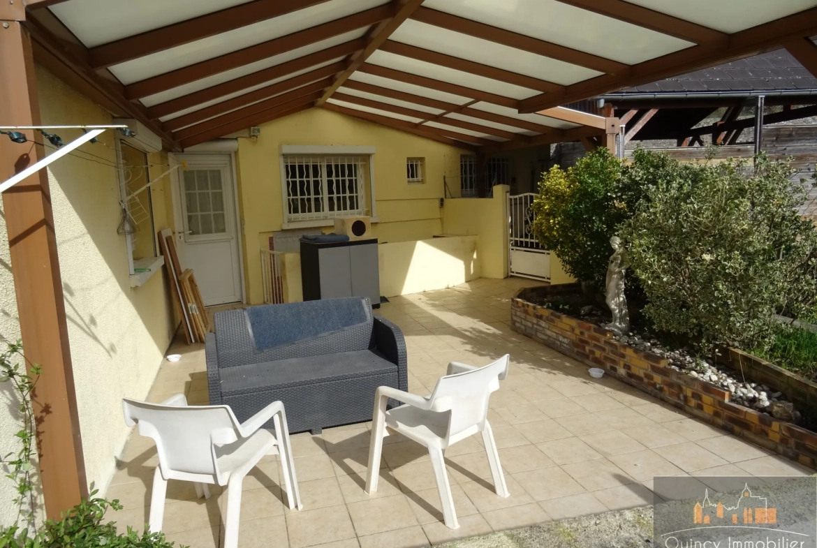 Maison ancienne de 160m² à vendre à Avallon, calme et lumineuse avec terrasse et grand terrain 