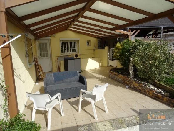 Maison ancienne de 160m² à vendre à Avallon, calme et lumineuse avec terrasse et grand terrain