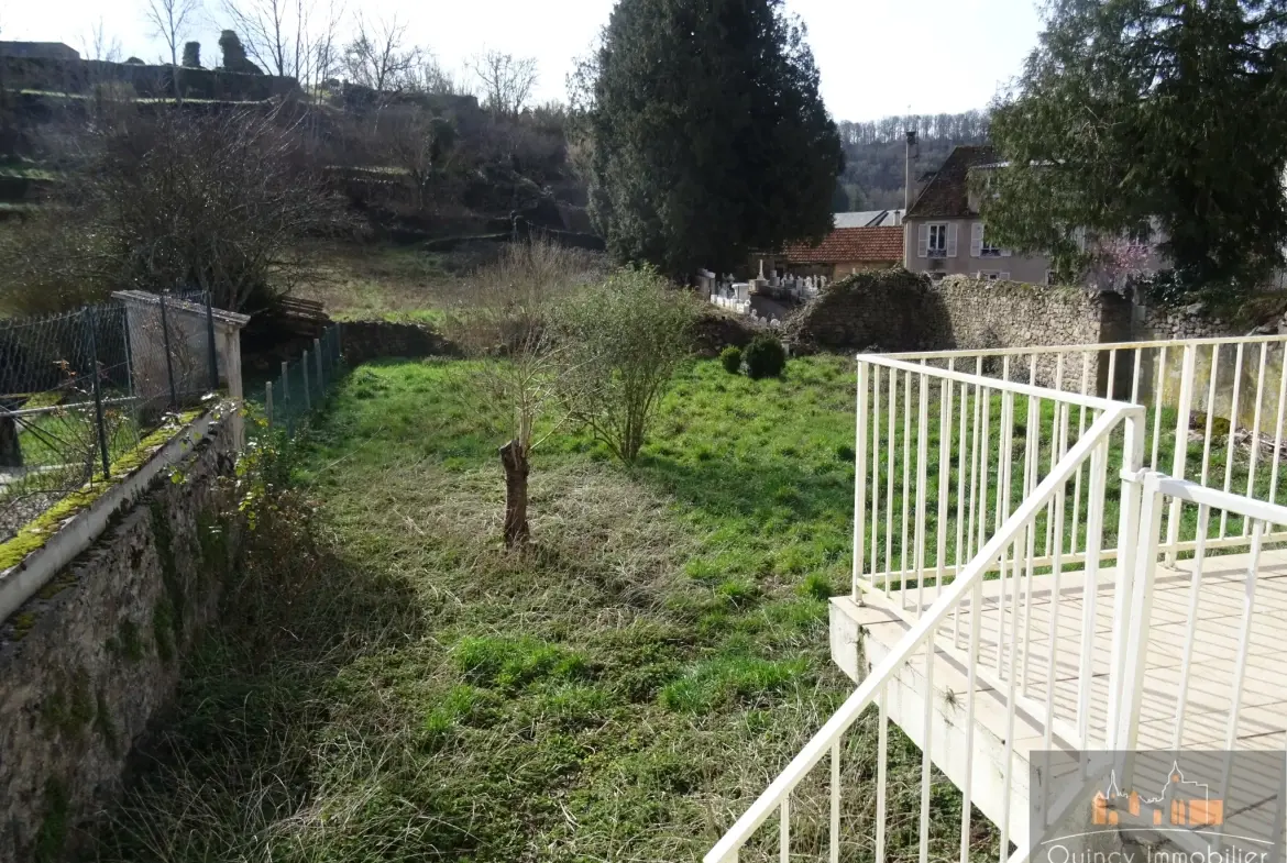 Maison ancienne de 160m² à vendre à Avallon, calme et lumineuse avec terrasse et grand terrain 