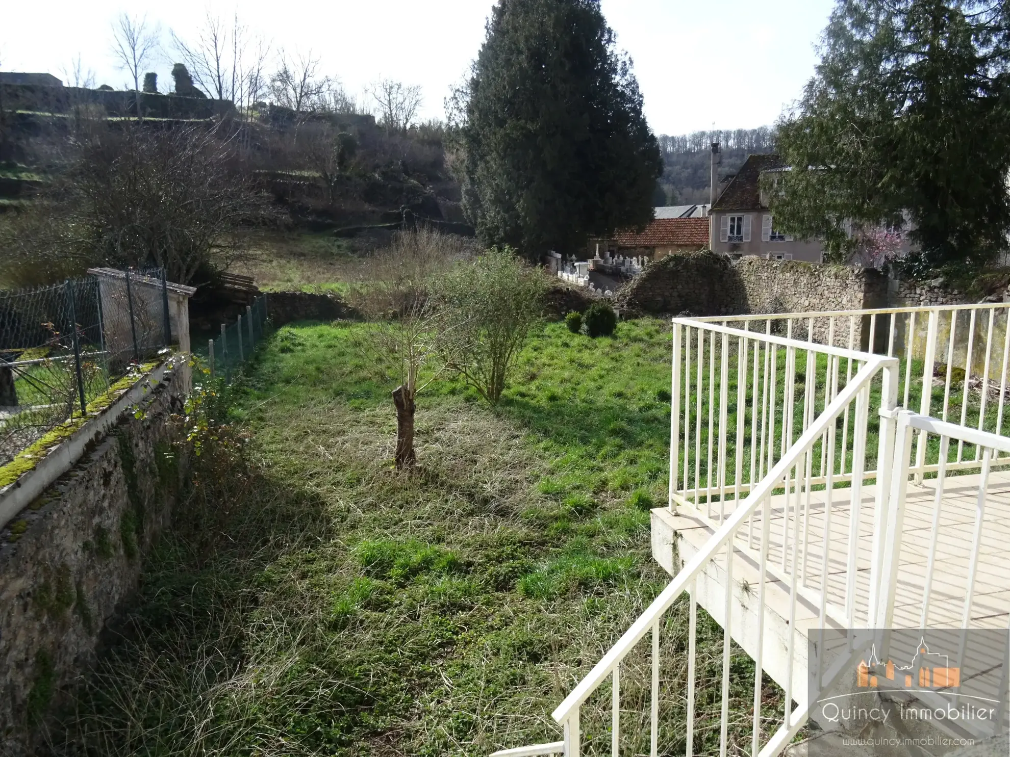 Maison ancienne de 160m² à vendre à Avallon, calme et lumineuse avec terrasse et grand terrain 