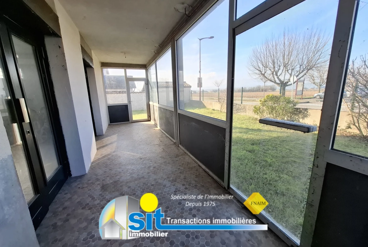 Maison traditionnelle à Saint-Clair-du-Rhône avec terrain arboré de 815 m² 
