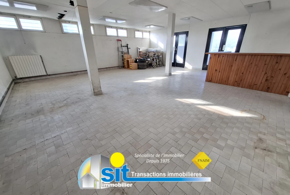 Maison traditionnelle à Saint-Clair-du-Rhône avec terrain arboré de 815 m² 