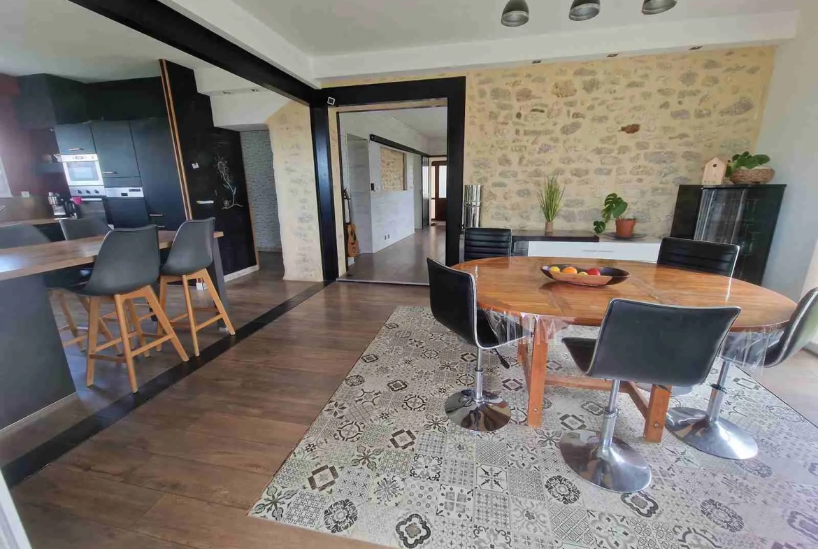 Maison ancienne rénovée avec vue dominante sur l'estuaire de la Gironde à St Palais 
