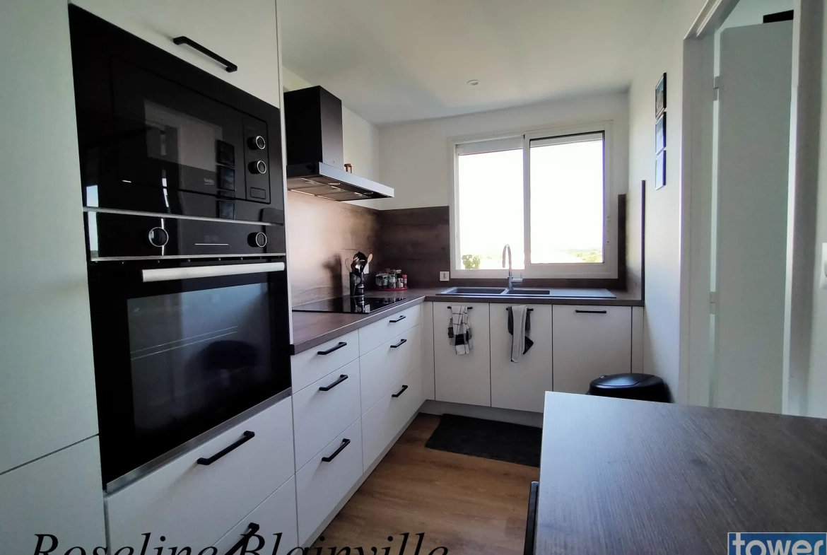 Appartement T3 rénové de 75 m² à Royan avec parking et proximité plages 