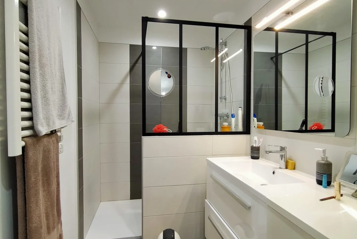 Appartement T3 rénové de 75 m² à Royan avec parking et proximité plages 